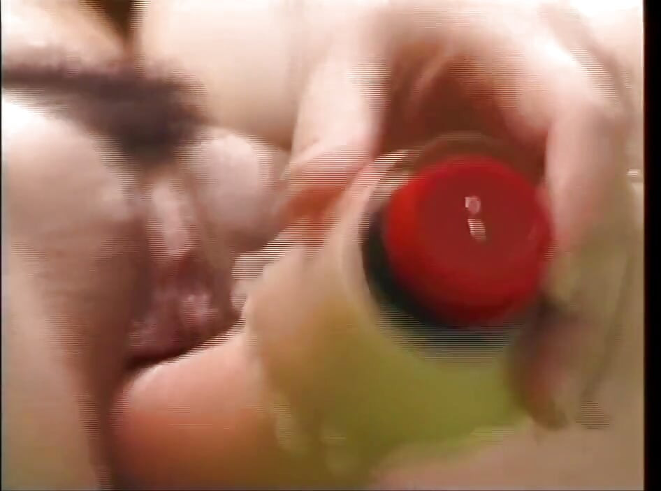 Intenso orgasmo de uma jovem com vibrador dentro de sua buceta