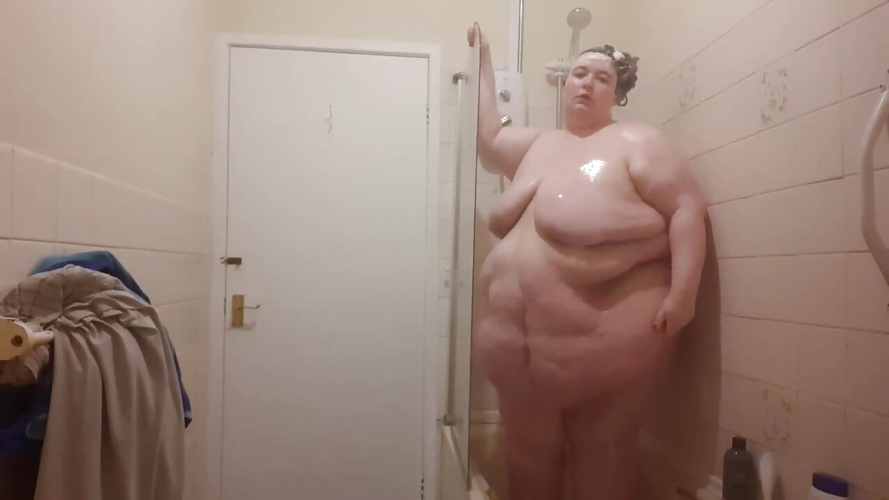 Ssbbwshower ve göbek sallıyor