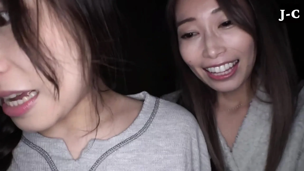 两个女人分享一个大胆的湿吻和禁止的欲望的约会 - e