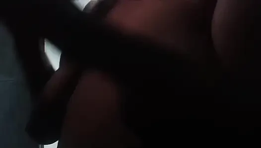 Tombul evli kadın duşta