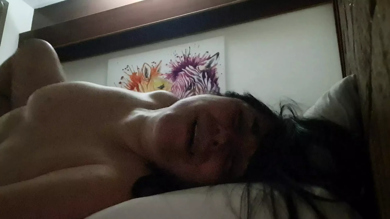 我丈夫的哥哥来到我的床上狠狠地操我，真好吃