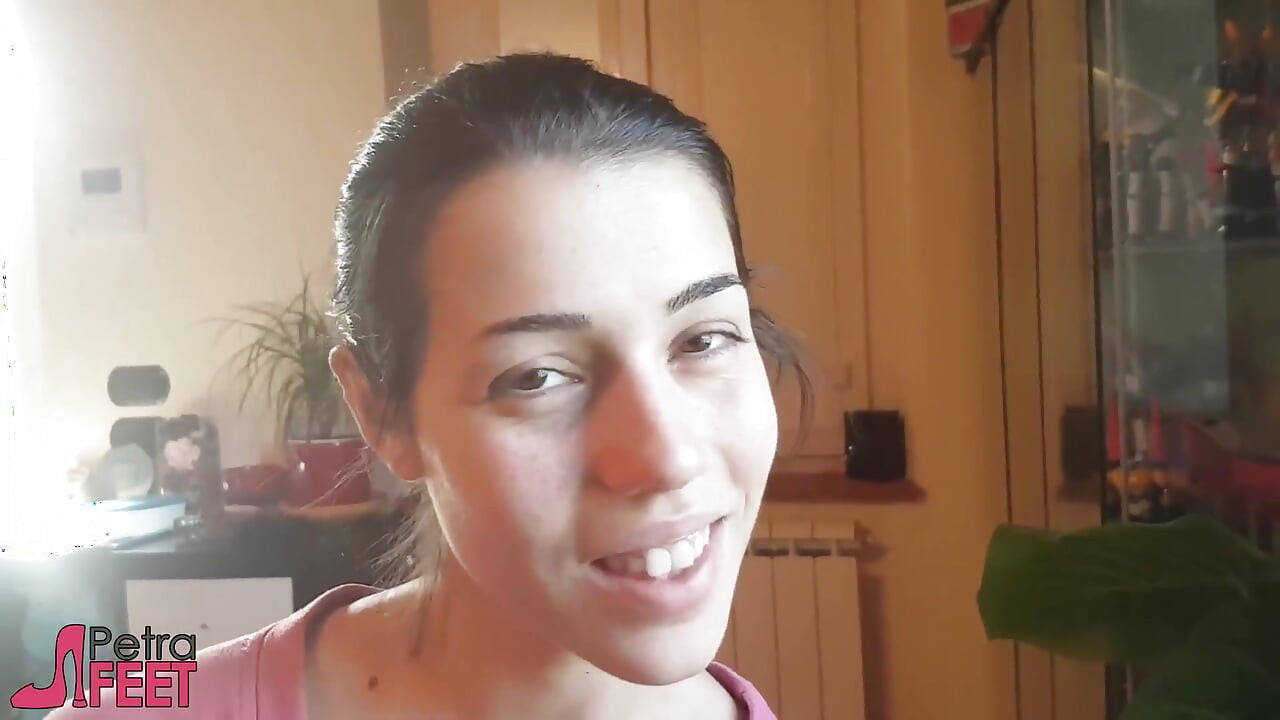 Baştan çıkarıcı İtalyan kız yakın çekim videosunda puro içiyor