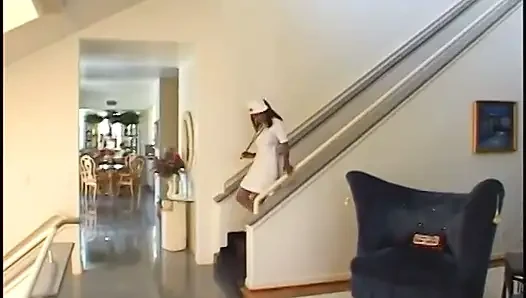 Schwarze krankenschwester reitet weißen hengst in der klinik, nachdem sie ihn untersucht hat