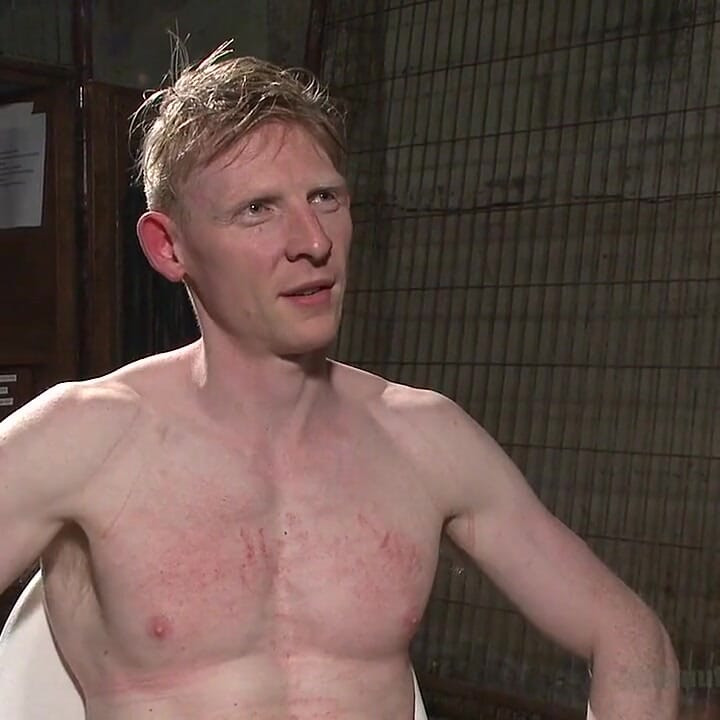 Straight kickboxer dobiva zakucanje dok puca svoj teret