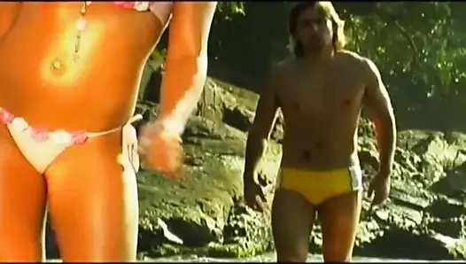 Heiße sexy brünette reitet einen schönen soliden schwanz im freien