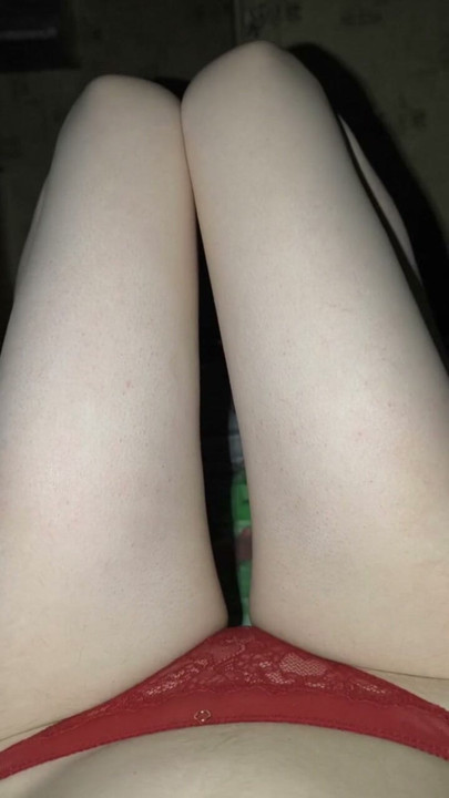 Eu me acaricio com carinho. Um pouco de erotismo.