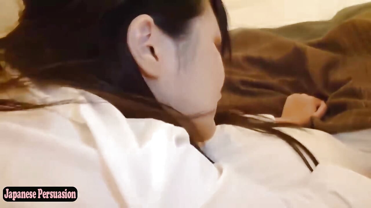 순수하고 매우 예민한 몸집이 작은 날씬한 아름다움은 잊을 수 없는 사적인 인상을 남깁니다.