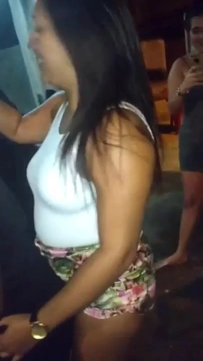 Gostosa rebolando