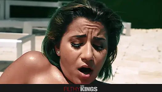 Pis tabu - havuz kenarında yağlanmış üvey kız kardeşler xxlayna ve roxie lezbiyen 69