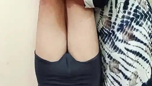 Istri nakal ini nyepong kontol suaminya waktu lagi latihan yoga sampai wajahnya dicrot sperma hangat