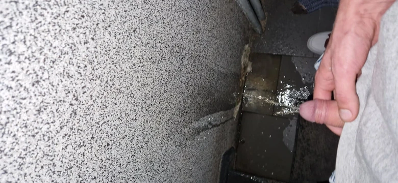 Pee stairway