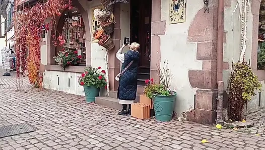 Sarışın, Olgun Eş Elbiseyle Seksin Tadını Çıkarıyor