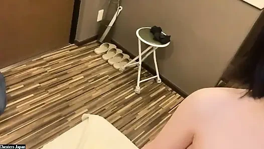Sullen siyah saçlı duvar çiçeği