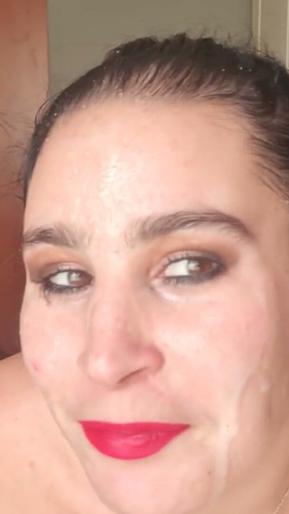 Desi slut scuipând în mod repetat pe fața unei curve albe | Clip 1