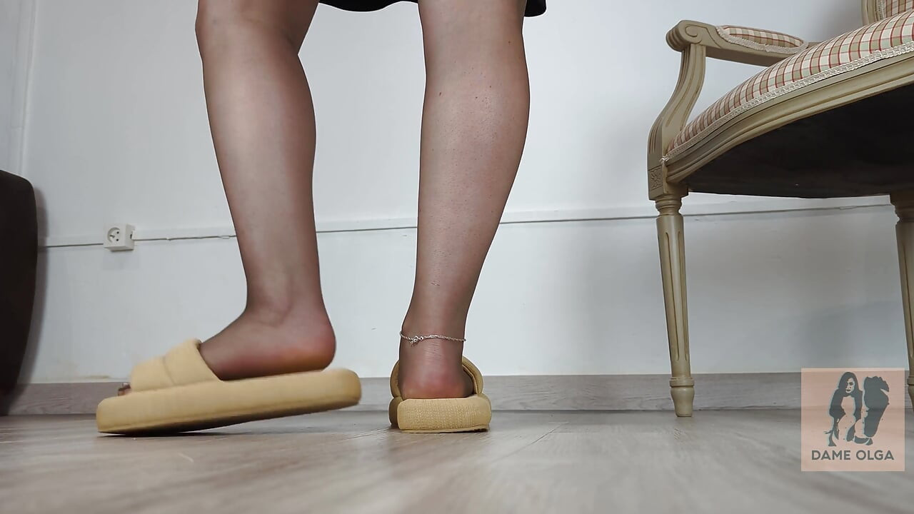 Shoeplay, Dangling & Walking in Home Slippers and Pantyhose (shoe Collection) - Dame Olga