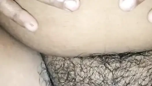 Azgın Hintli yenge kocasının arkadaşıyla sert seks yapıyor