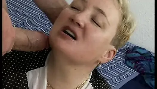 Büyük memeli Alman genç erkek avcısı yatak odasında yarağa biniyor