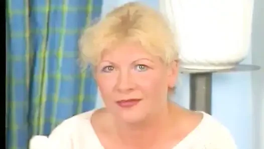 Blonde oma trägt strümpfe beim muschi-dildo