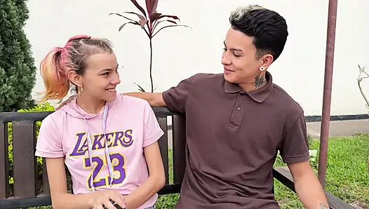 Meçhul kız beni prezervatifsiz sorar ve hayatımızın en iyi seksiyle sonuçlanır.