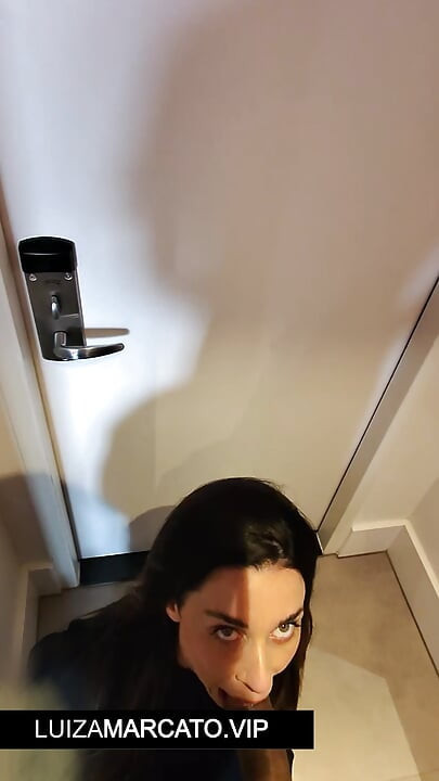 Bbc me fode no hotel enquanto espero pelo meu quarto