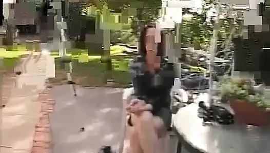 Cewek seksi rambut cokelat lagi ngentot kontol besar sambil ngentot di sofa