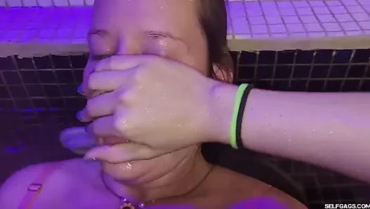 Check-in bis kink - Teil 2: Von Händen in der Wanne kontrolliert