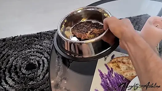İtaatkar ağız yemek için yarak yutuyor - evcil kız
