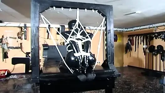 Lateksli maskeli kızla bdsm