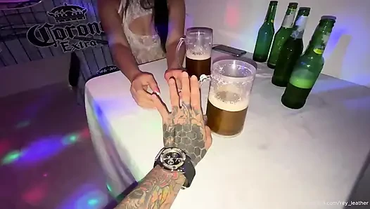 Ich ficke eine geile freundin über der bar, fülle ihr gesicht mit sperma!