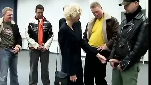 Reife blondine in strümpfen wird in alle löcher penetriert