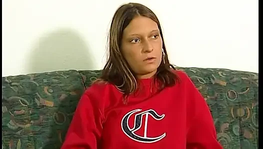 Dövmeli esmer kıyafetlerini çıkarıyor ve ateşli dövmeli vücudunu gösteriyor