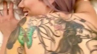 Gina - asiatique en levrette avec des tatouages