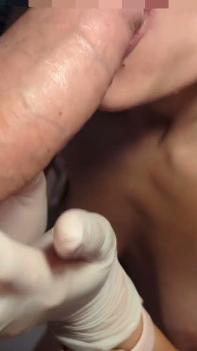 Min stedmor har en fetish for handsker, men det generer ikke mig | Klip 1