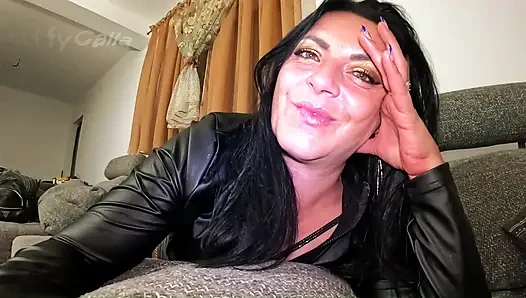 Sigara içen itaatkar orta yaşlı seksi kadın deri fetiş edepsiz konuşma mastürbasyonu