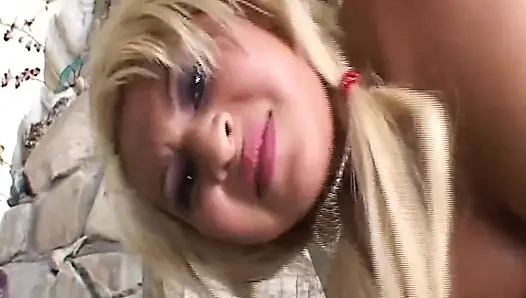 Meksikalı kadın Alman demirini ovuştur