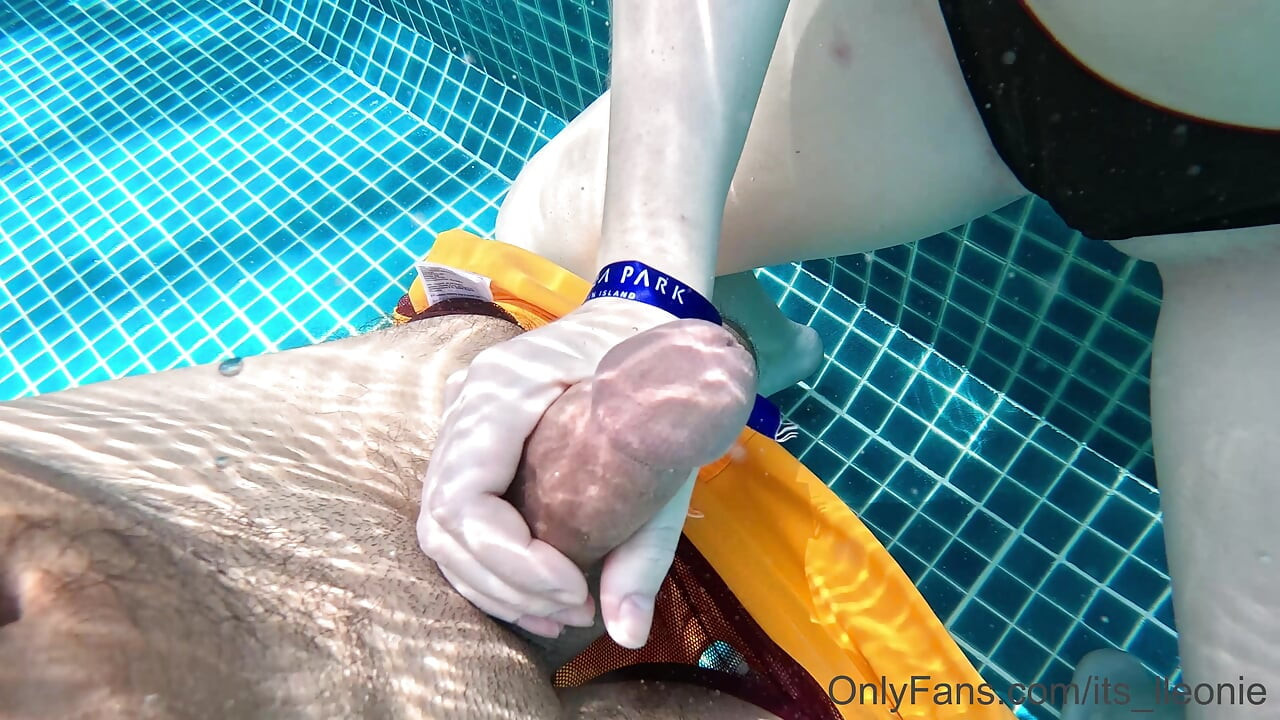 نيك محفوف بالمخاطر في حمام السباحة العام بفندق!