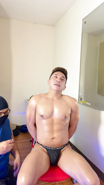 Pinoy muscle twink, gets a nice handjob from daddy