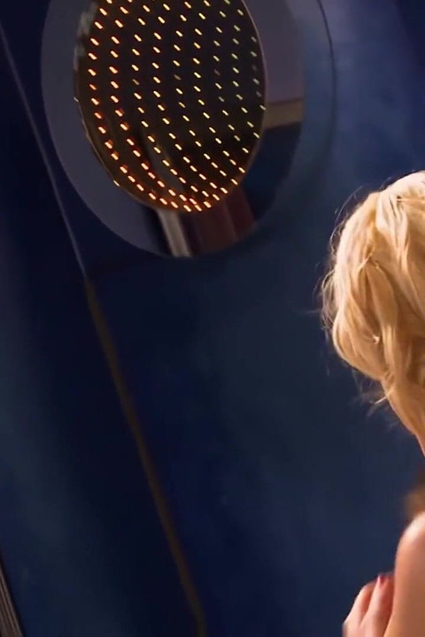 Seksowna blond milf zerżnięta na afterparty otrzymująca dupę podczas sesji jedzenia