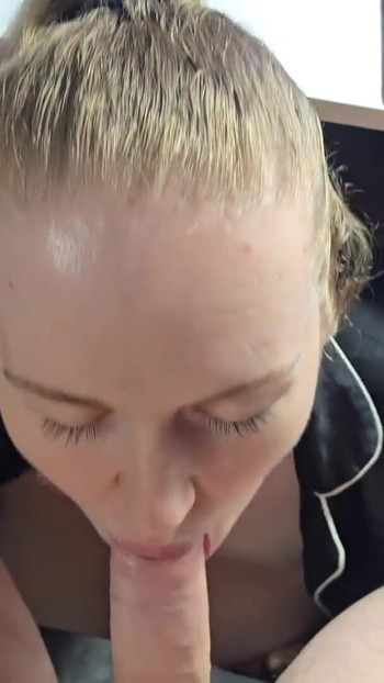 Gamer dapat blowjob kejutan yang tidak dijangka daripada isteri miangnya | Klip 1