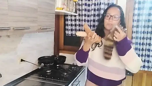 Stiefmutter wird in der Küche vom freund der stieftochter gefickt