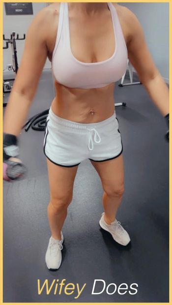 Wifey se pone toda caliente y sexy en el gimnasio