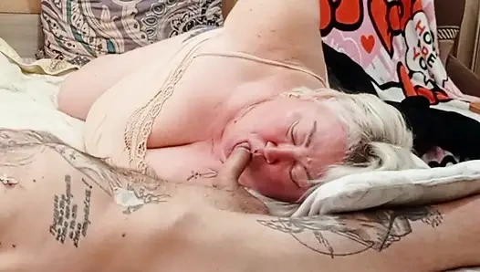 Tetanggaku nyepong kontolku pakai kakinya dan nyepong kontolku sampai aku crot di mulutnya