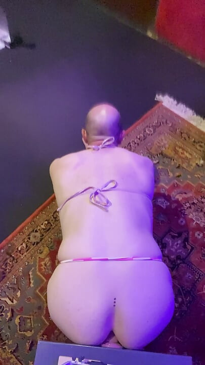 Sissy dziwka rżnie dildo jak totalny bottom, który jest obsesyjnie zakochany w byciu dziewczyną i w tym, że tatuś-dominujący mnie posiada
