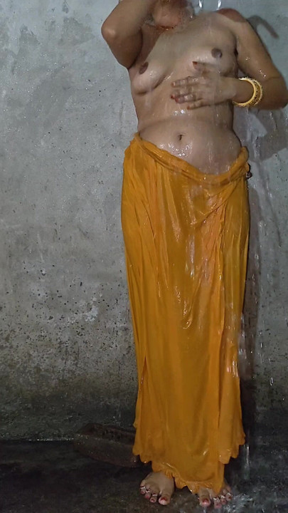 Desi wife bathroom me nude bathing