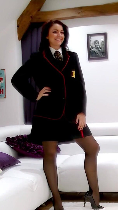 포쉬 유니폼 BTS 촬영으로 괴롭히는 매혹적인 Bryoni-Kate! | 클립 1