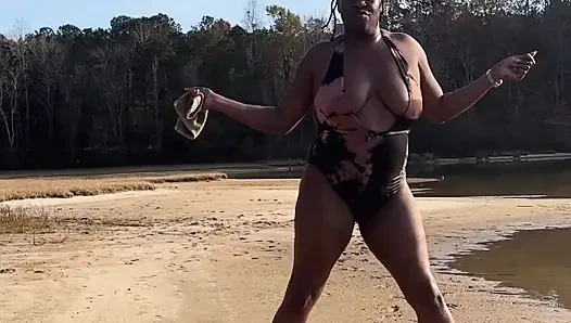 ZENCI GENÇ ERKEK AVCıSı MAYOYLA PLAJDA TWERK YAPıYOR