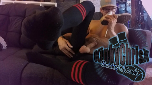 KinkyChrisX puts on leggings, sniffs sneakers and cums on his socks