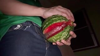 Watermeloen is een seksspeeltje.