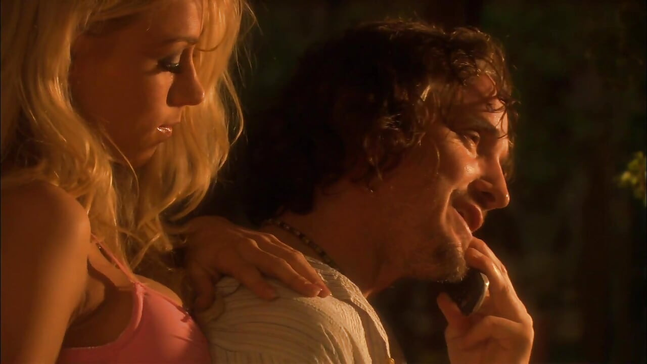 부엌 테이블에서 따먹히는 금발 여신