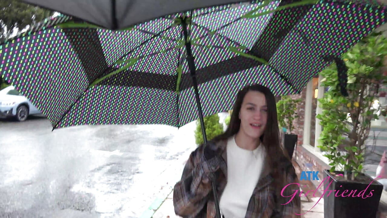 Είναι λίγο βροχερό, αλλά εξακολουθείτε να εξερευνάτε λίγο με το καλοκαίρι. Κάνει λίγο κρύο, οπότε επιστρέφετε στο δωμάτιο για να γαμήσετε.